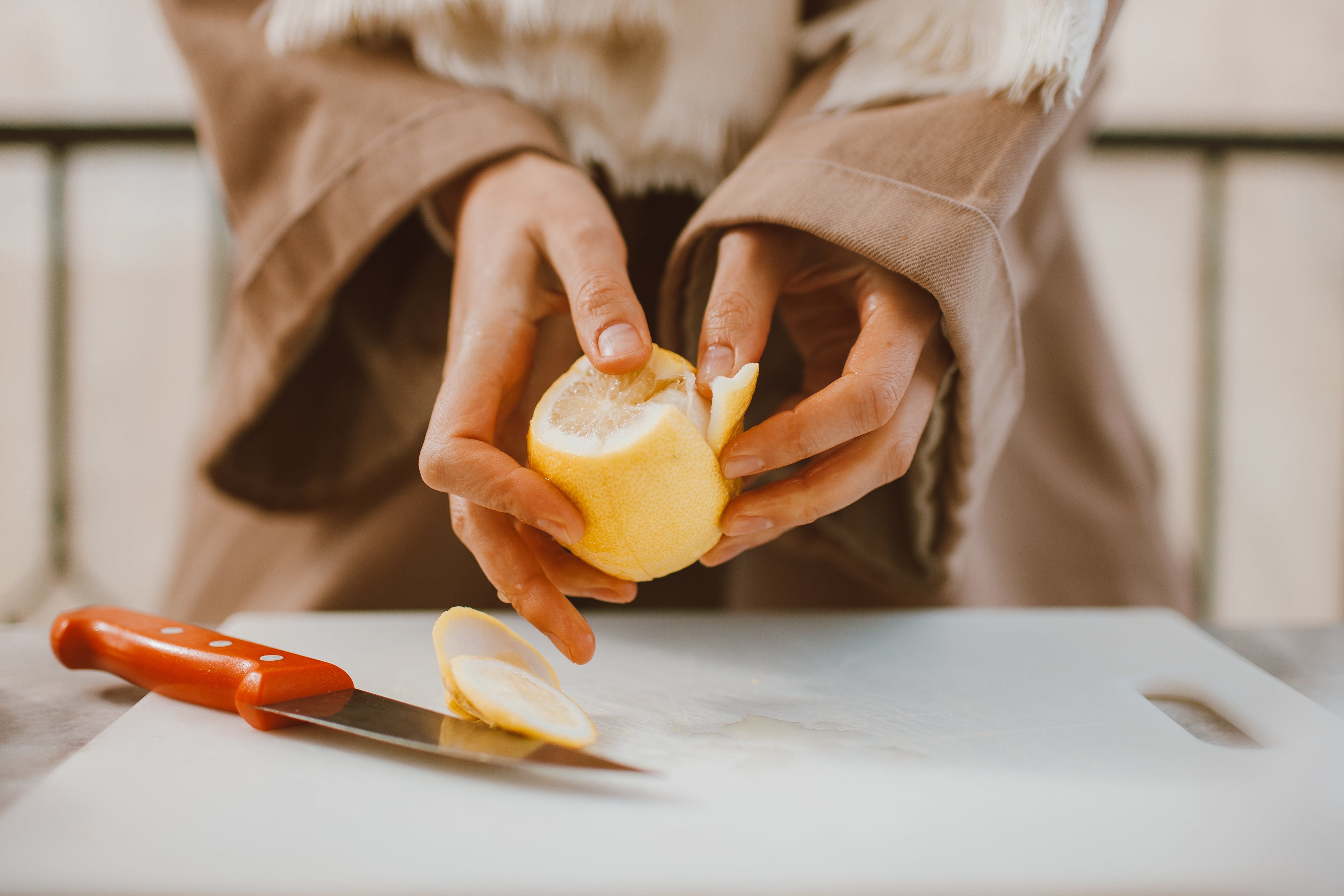 Почему не стоит выбрасывать кожуру лимона и как использовать ее в быту